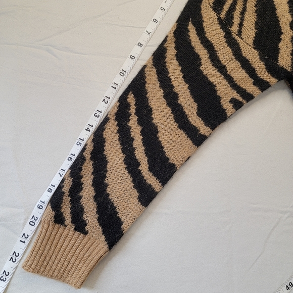 American Eagle Sweater Tan Black Tiger Animal Print Fuzzy Wool Blend Cropped XS - Picture 12 of 13